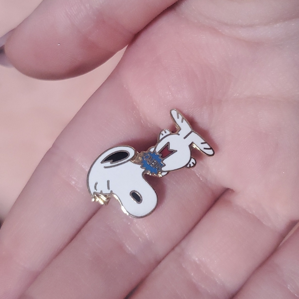 Snoopy hero brooch
